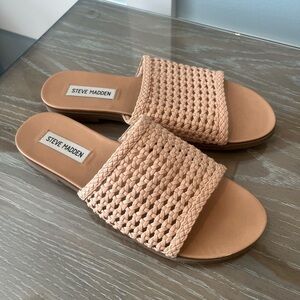 Steve Madden Kataryna tan flat Sandal size 9.5 tan